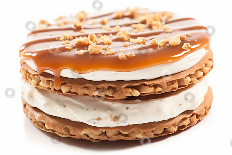 Скачать Свежий вкусный десерт из бисквитного печенья с карамелью на белом фоне. Небольшая глубина резкости фотосток Ozero