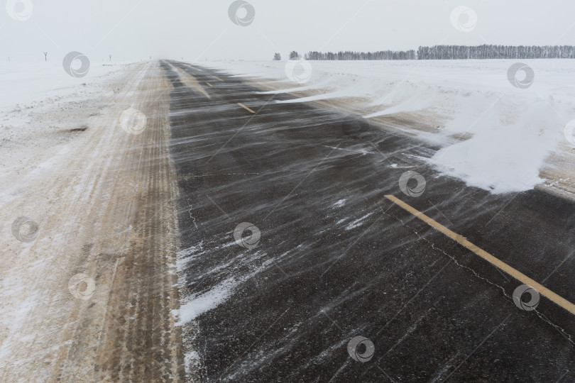 Скачать Снегопад и метель заметают дорогу фотосток Ozero