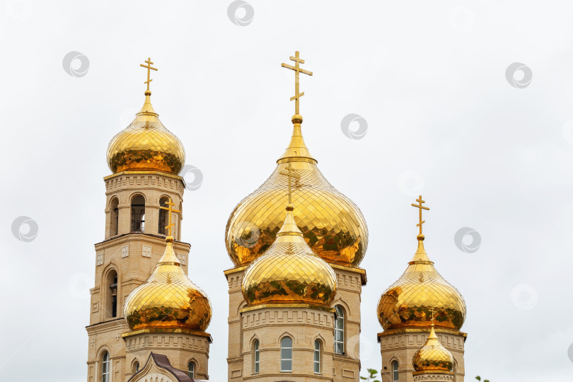 Скачать Купола православной церкви на фоне облачного неба, крупный план фотосток Ozero