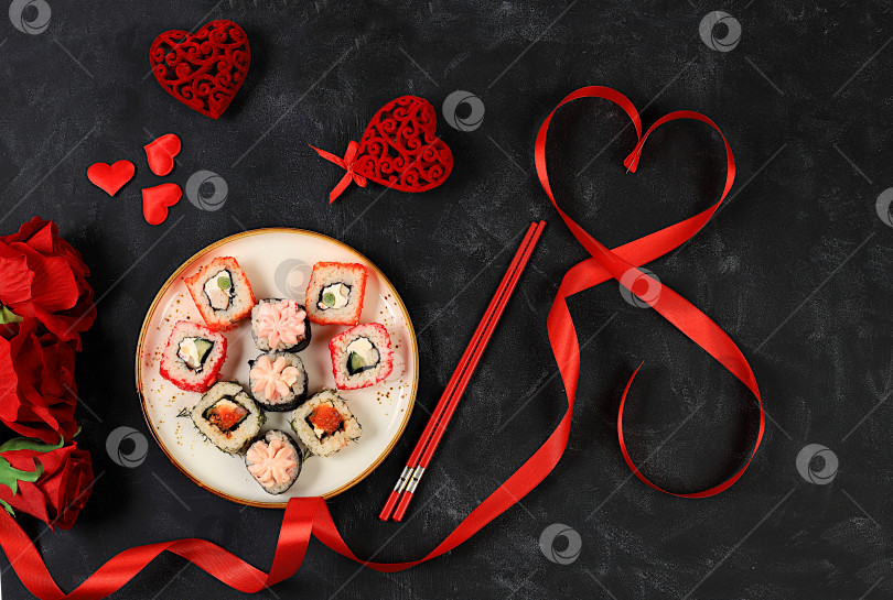 Скачать Сердце из свежих суши-роллов с розами, угощение на День святого Валентина, традиционная японская кухня, баннер для рекламы или приглашения в бар, меню, место для текста, вид сверху фотосток Ozero