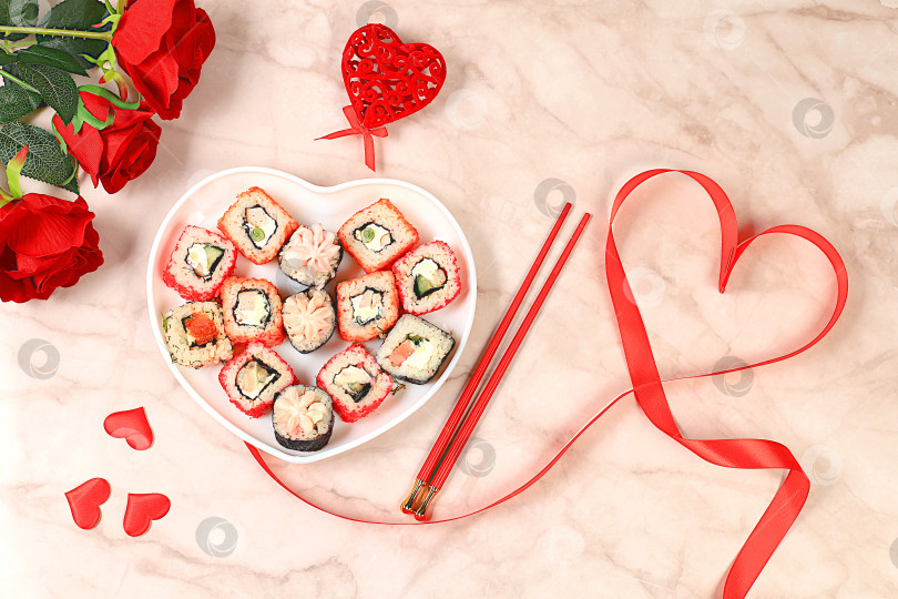 Скачать Угощение на День Святого Валентина, Сердце из свежих суши-роллов с розами, традиционная японская кухня, баннер для рекламы или пригласительного бара, меню, место для текста, фотосток Ozero