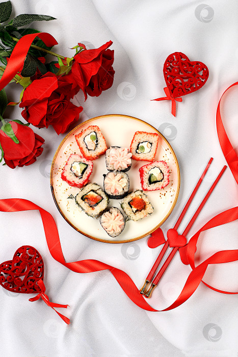 Скачать Угощение на День Святого Валентина, Сердце из свежих суши-роллов с розами, традиционная японская кухня, баннер для рекламы или пригласительного бара, меню, выборочный фокус фотосток Ozero