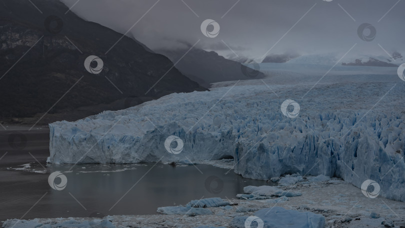 Скачать Красивый ледник простирается между горами до самого горизонта. фотосток Ozero