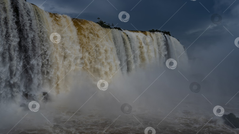 Скачать Мощный тропический водопад. Крупный план.  Водопад Игуасу. Бразилия фотосток Ozero