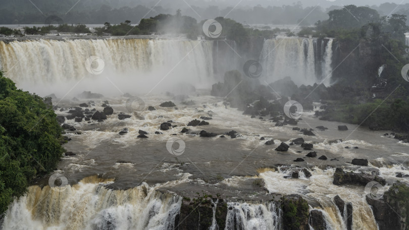 Скачать Красивый тропический пейзаж с водопадом. фотосток Ozero