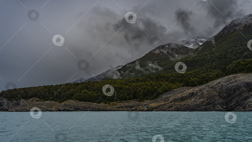 Скачать Красивое бирюзовое ледниковое озеро окружено горами. фотосток Ozero