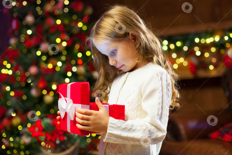 Скачать счастливая девочка-ребенок с волшебным рождественским подарком фотосток Ozero