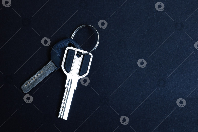 Скачать Ключи от двери на черном фоне крупным планом фотосток Ozero
