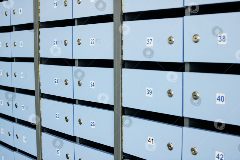 Скачать Синие деревянные почтовые ящики в ряд крупным планом фотосток Ozero