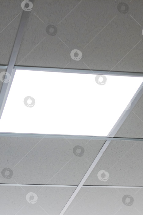 Скачать Квадратные светильники на кафельном потолке крупным планом фотосток Ozero