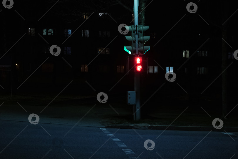 Скачать Красный свет на перекрестке ночью фотосток Ozero