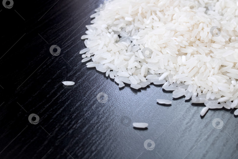 Скачать Посыпанный белым рисом на черном деревянном столе фотосток Ozero