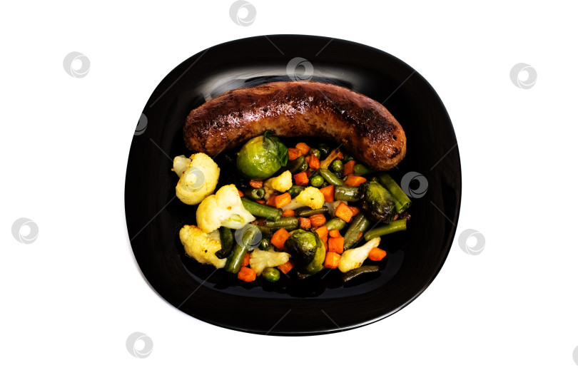 Скачать Овощи-гриль и колбаса на черной тарелке отдельно фотосток Ozero