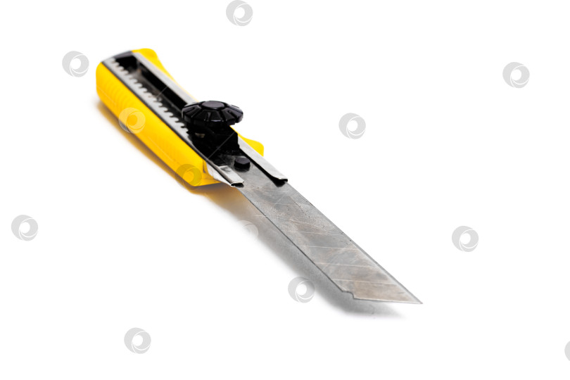 Скачать Ржавый канцелярский нож, выделенный на белом фоне фотосток Ozero