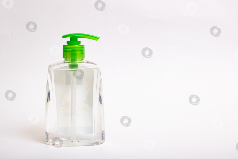 Скачать Прозрачная бутылка с мылом на сером фоне фотосток Ozero