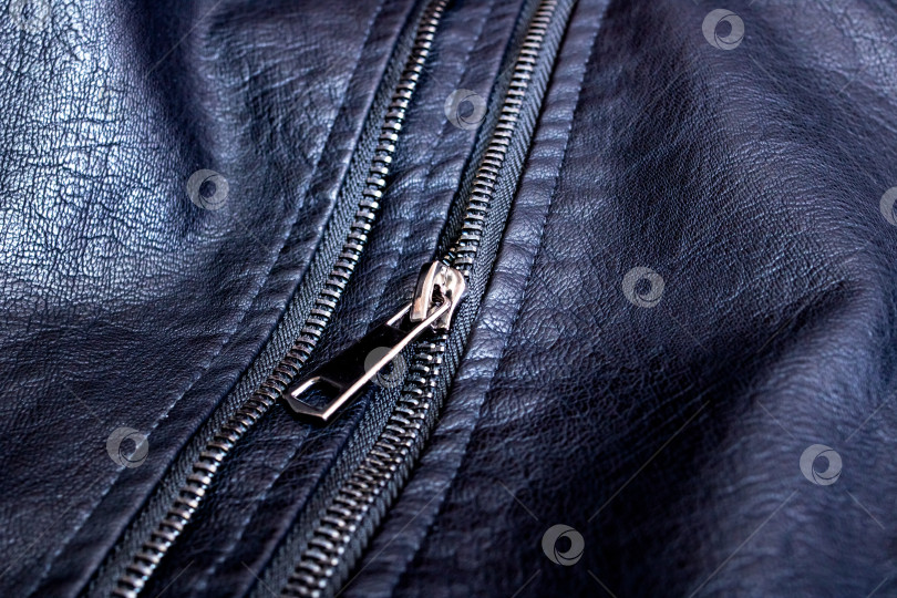 Скачать Застежка-молния и заклепки на черной кожаной одежде фотосток Ozero