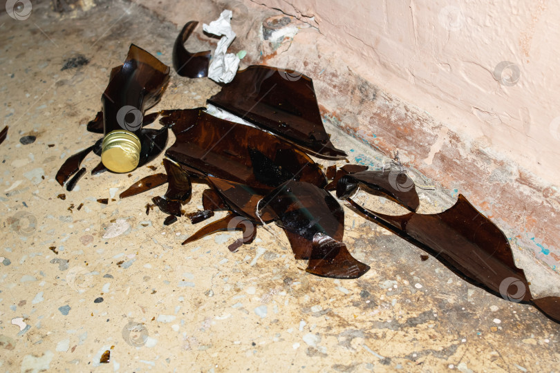 Скачать Осколки коричневой разбитой бутылки крупным планом фотосток Ozero