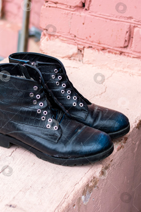 Скачать Старые черные ботинки, выброшенные на свалку фотосток Ozero