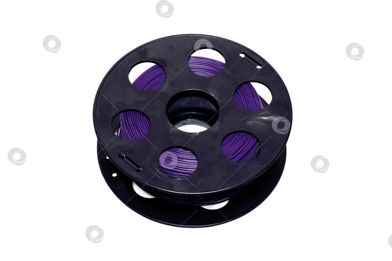 Скачать Фиолетовая пластиковая катушка для 3D-принтера, выделенная на белом фоне фотосток Ozero