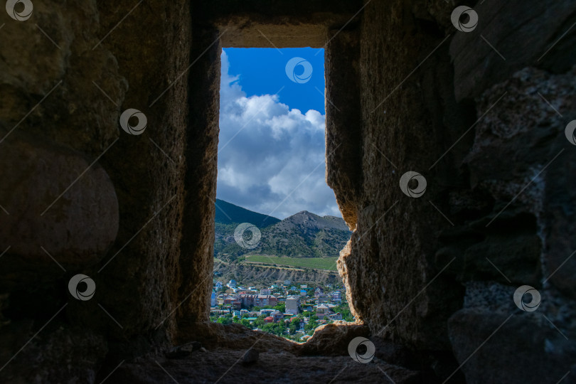 Скачать Вид на горы из окна Генуэзской крепости. Крым. Судак. 2022 г. фотосток Ozero