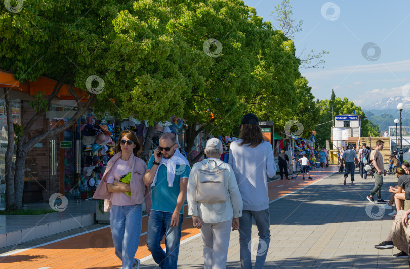 Скачать Люди прогуливаются по красивой набережной в Адлере. Город-курорт, входящий в состав города Сочи. Адлер Сочи, Россия - 18 мая 2021 года фотосток Ozero