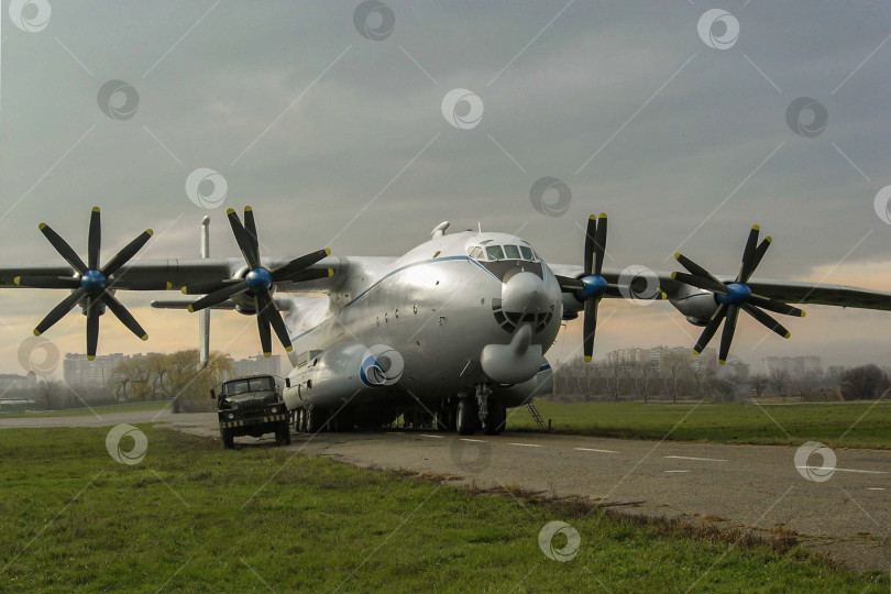 Скачать Самолет Ан-22 (НАТО: rooster) "Антей". Загрузка самолета МиГ-29 (НАТО: Fulcrum) в грузовой отсек крупнейшего в мире тяжелого транспортного турбовинтового самолета Ан-22. фотосток Ozero