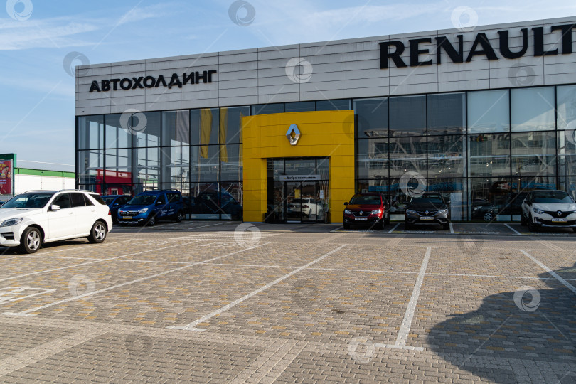 Скачать Представительство Renault в Адыгее. Крупный план. Перед представительством есть большая парковка для автомобилей клиентов. фотосток Ozero