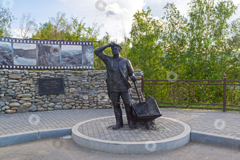 Скачать Памятник строителям Чуйского тракта. Горный Алтай, Россия. фотосток Ozero