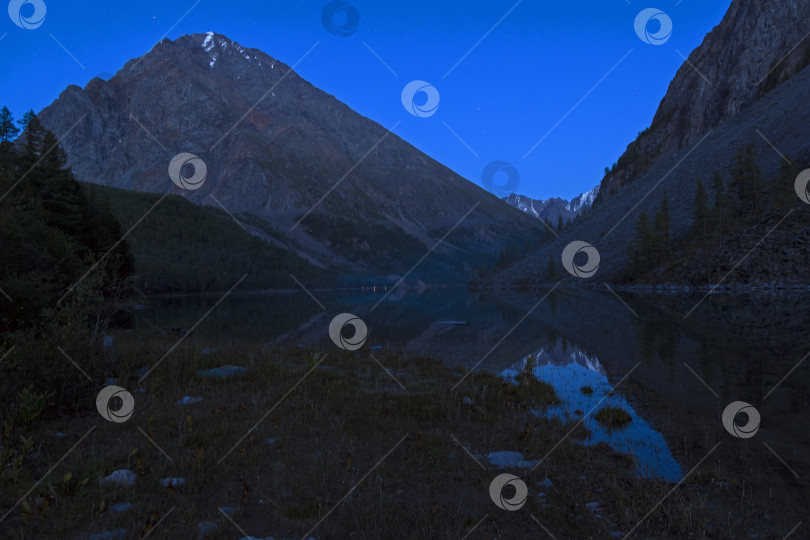 Скачать Вид на горное озеро поздним вечером. Алтай, Россия. фотосток Ozero