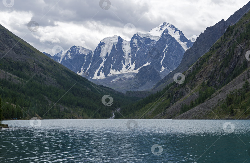 Скачать Горное озеро в пасмурный день. Алтай, Россия. фотосток Ozero