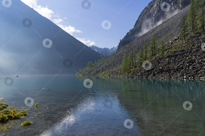 Скачать Легкая дымка над поверхностью горного озера.  Альта, Россия. фотосток Ozero