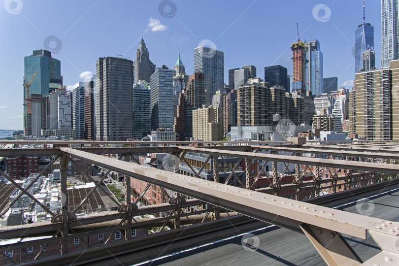 Скачать Вид с Бруклинского моста на финансовый район Нью-Йорка. фотосток Ozero