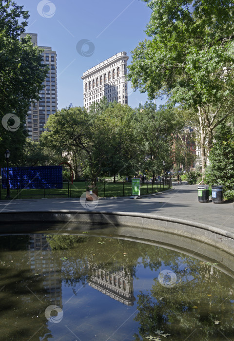 Скачать Отражение здания Flatiron в пруду. фотосток Ozero