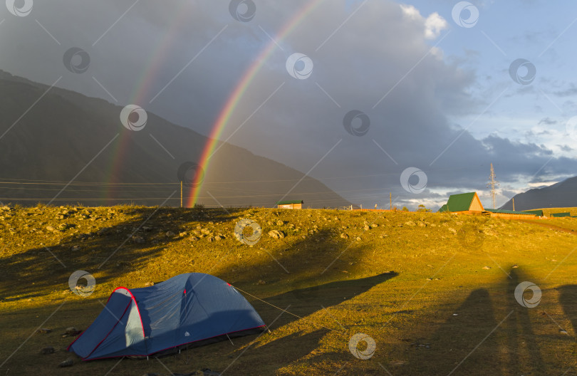 Скачать Двойная радуга над туристическим лагерем. фотосток Ozero