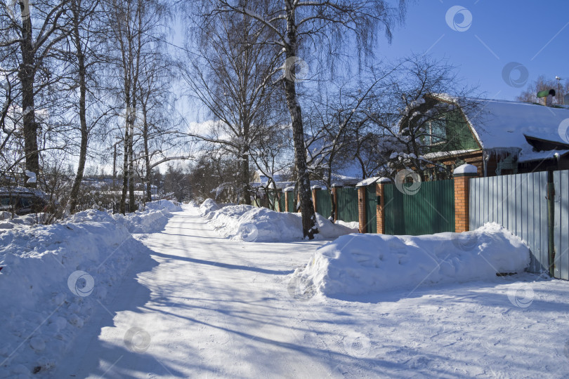 Скачать Деревенская улица в солнечный зимний день. фотосток Ozero