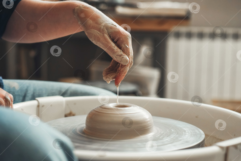 Скачать Руки керамиста создают керамику на гончарном круге фотосток Ozero