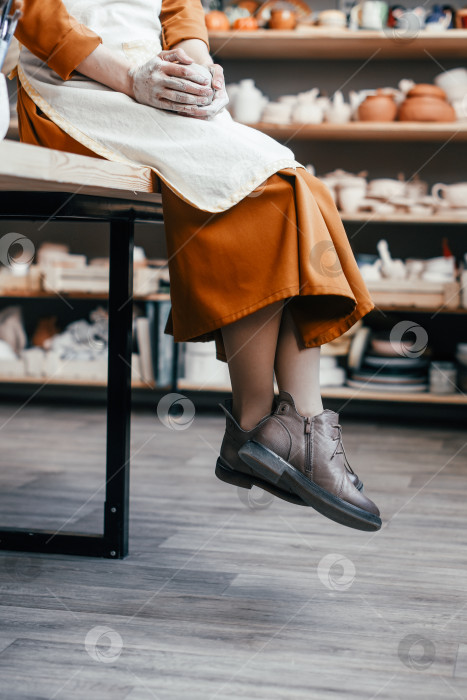 Скачать Отдыхающая женщина-гончар в своей мастерской фотосток Ozero