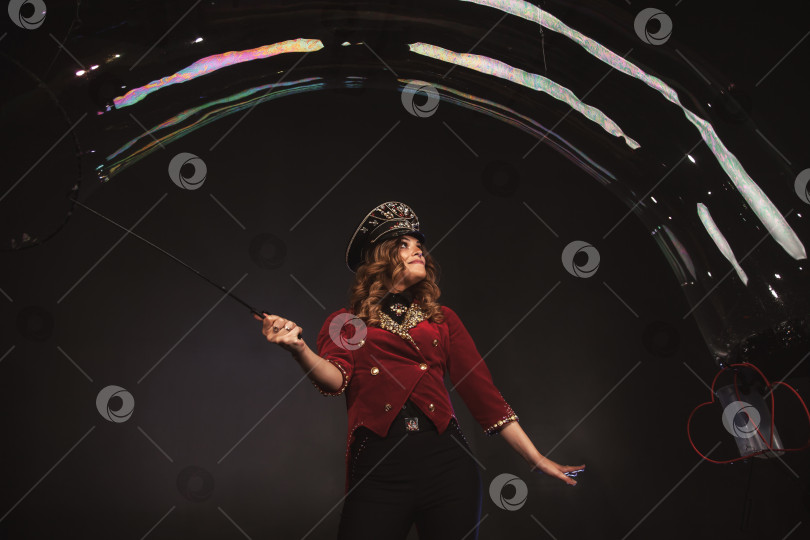 Скачать Женщина-фокусница устраивает шоу с мыльными пузырями фотосток Ozero