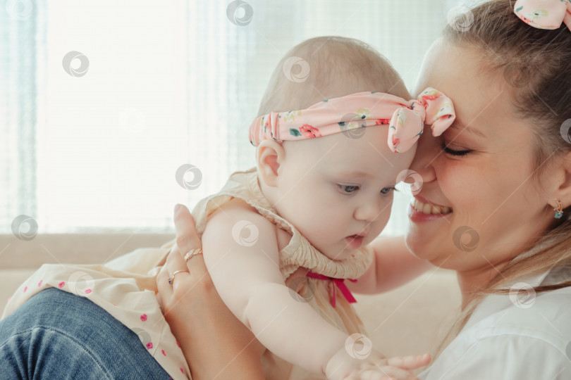 Скачать Любящая счастливая мама вынашивает новорожденного ребенка дома фотосток Ozero