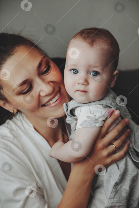 Скачать Любящая счастливая мама вынашивает новорожденного ребенка дома фотосток Ozero