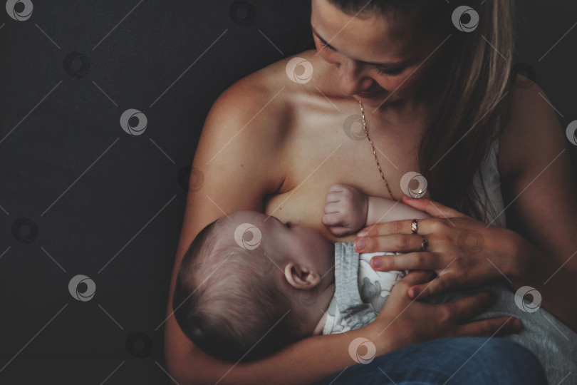Скачать Мама кормит грудью новорожденного ребенка дома фотосток Ozero