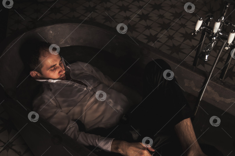 Скачать Депрессивный молодой человек с психическим здоровьем в ванне в ванной комнате дома фотосток Ozero