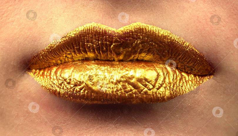 Скачать Золотистые красивые губы крупным планом. фотосток Ozero