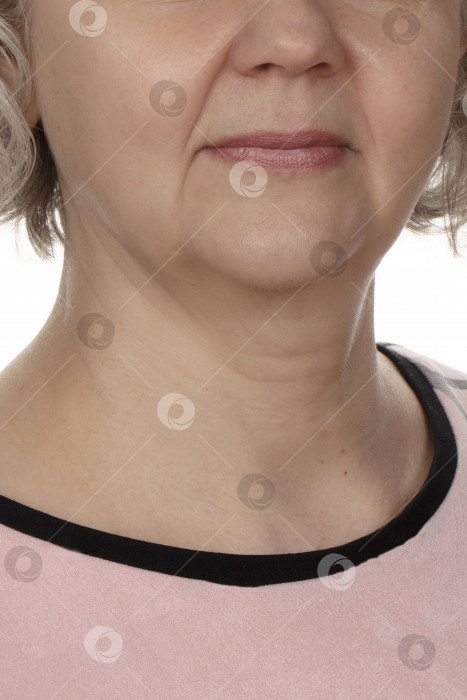 Скачать Нижняя часть лица пожилой женщины после пятидесяти, с выраженными возрастными изменениями и морщинами. фотосток Ozero