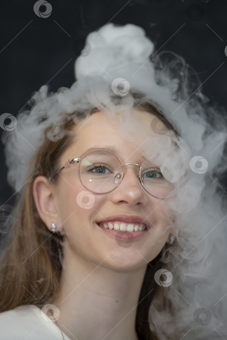 Скачать Ребенок является участником научных экспериментов. Девушка в дыму от жидкого азота. фотосток Ozero