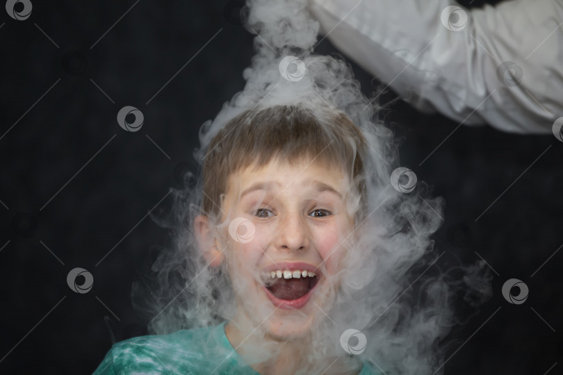 Скачать Ребенок является участником научных экспериментов. Мальчик в дыму от жидкого азота. фотосток Ozero