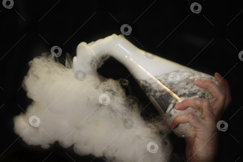 Скачать Стеклянная колба с клубами дыма в результате реакции с жидким азотом. фотосток Ozero
