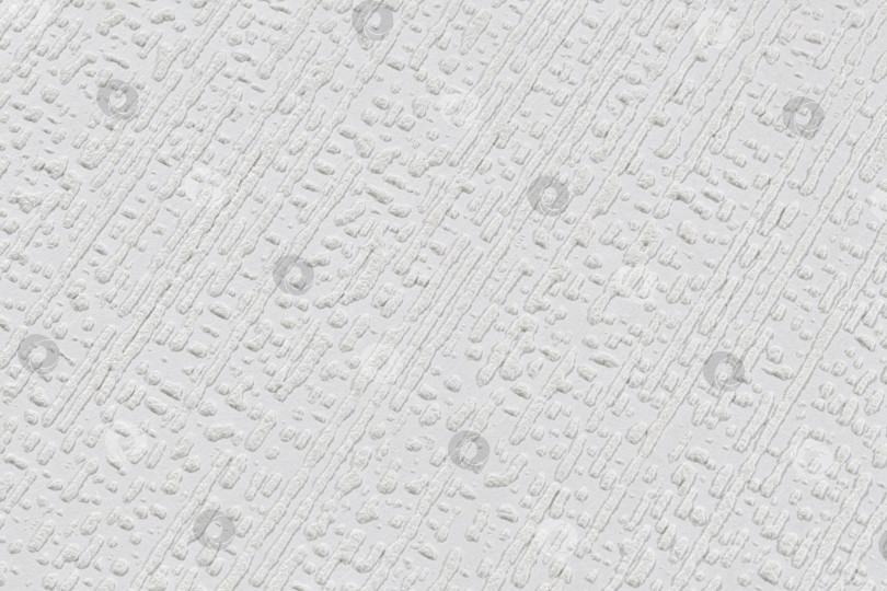 Скачать Текстура белых бумажных обоев с абстрактными рельефными пунктирными диагональными линиями. Оштукатуренная рельефная стена. фотосток Ozero