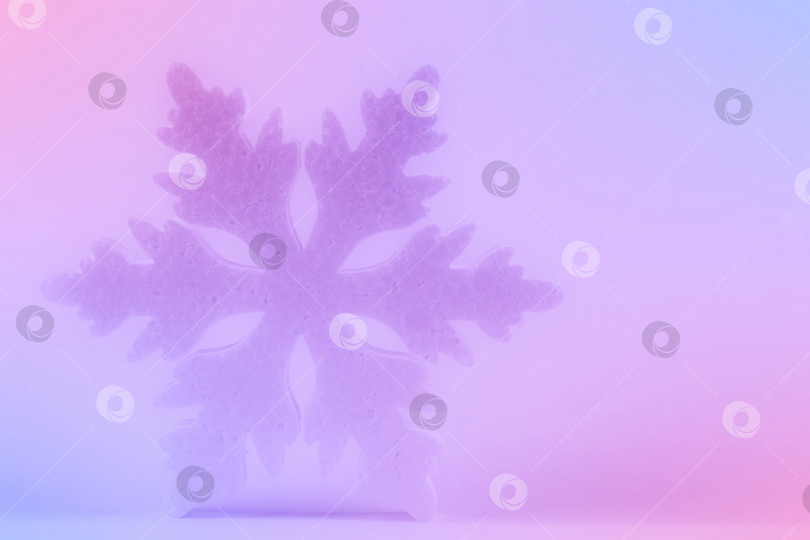 Скачать Праздничный рождественский фон. На розово-фиолетовом градиенте изображена большая снежинка. фотосток Ozero