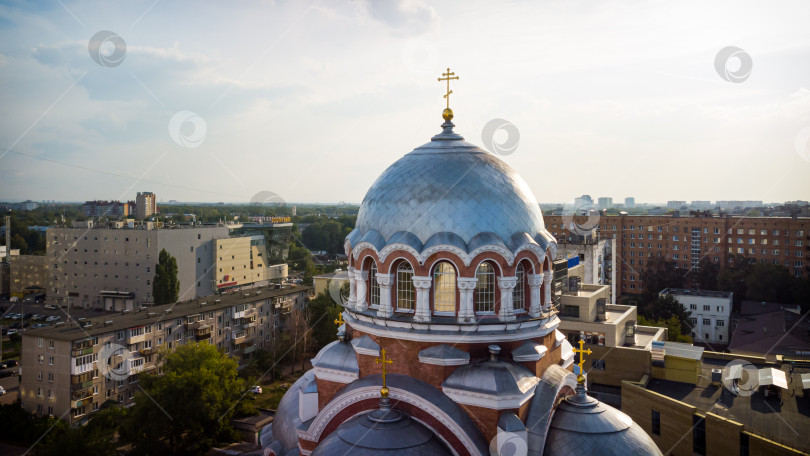 Скачать Полет беспилотника над высоким зданием христианского собора. фотосток Ozero